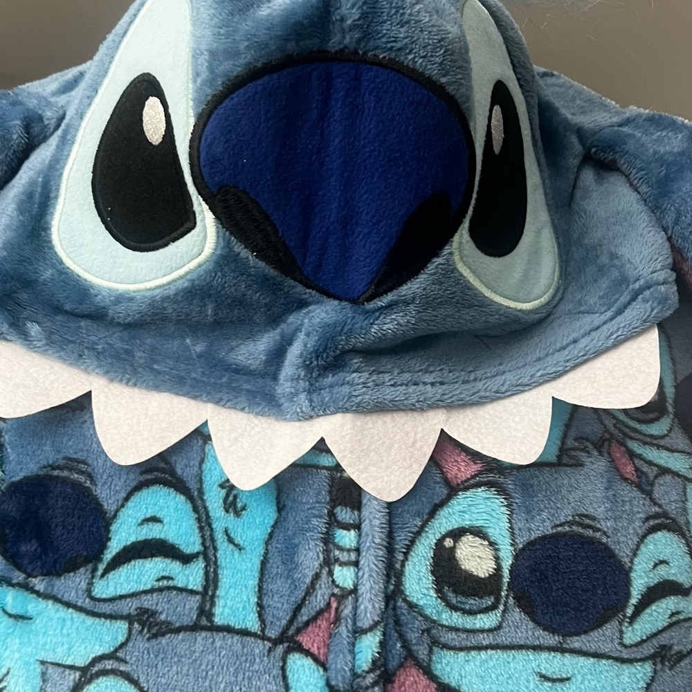 Disney Stitch Blue Character Hooded Blanket
PTP 26”, Length 65”Unisex size M - Picture 6 of 11